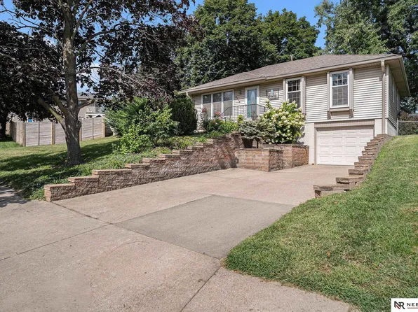 8218 Wildewood Dr, Ralston, NE 68127