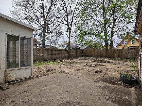 5th image of 1627 Garden St