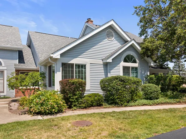 2 Warwick Ln, Lincolnshire, IL 60069