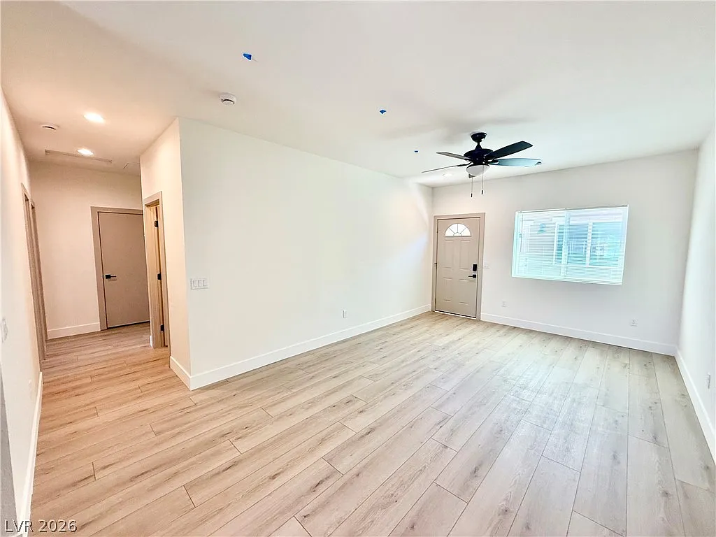 3 bed, 2.0 bath, 1099 sqft, $1,300 — Photo 3