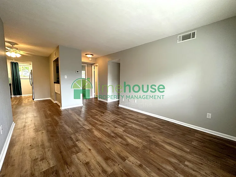 1009 Barclay Sq — Photo 3