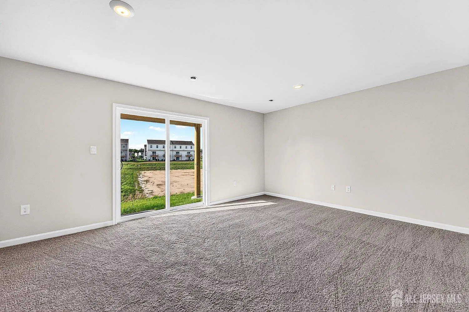 3 bed, 2.5 bath, 1962 sqft, $3,100 — Photo 4