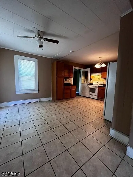 3 bed, 1.0 bath, $2,100 — Photo 2