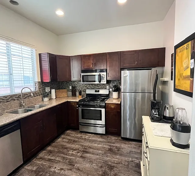 408 W Queen St #109 — Photo 9