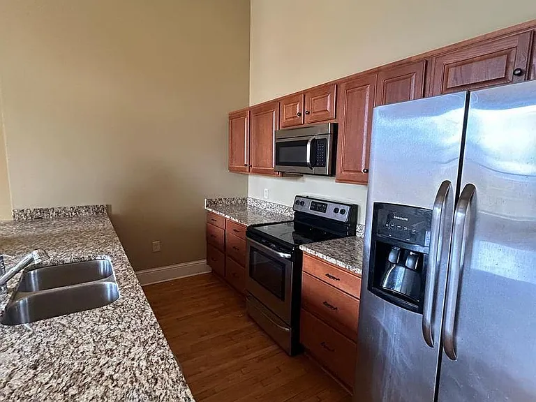 370 Cherry St — Photo 2