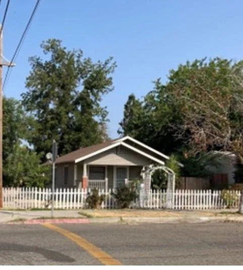 420 Monterey Ave photo 1