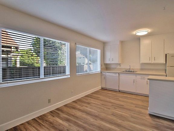 3rd image of 94 Glen Eyrie Ave APT 4