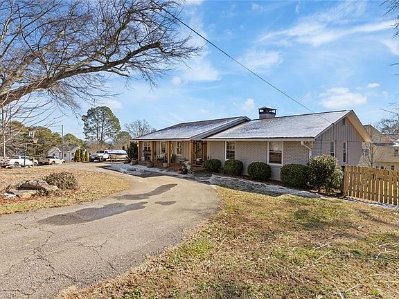 2nd image of 4780 Clayburn Rd