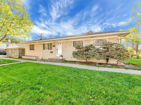 2107 Hollywood Ave, Grosse Pointe Woods, MI 48236