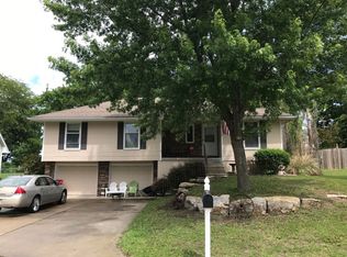 2401 S Owing St, Oak Grove, MO 64075