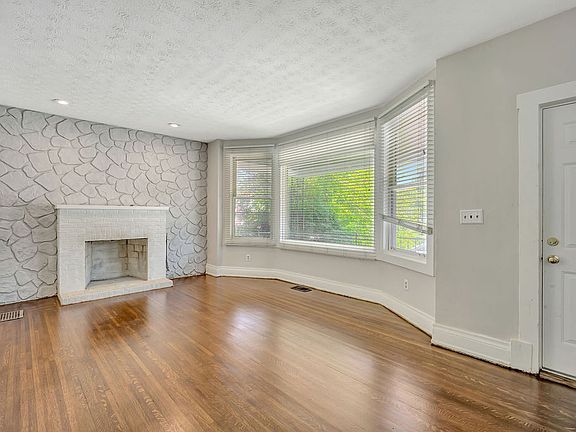 4th image of 105 Albert St