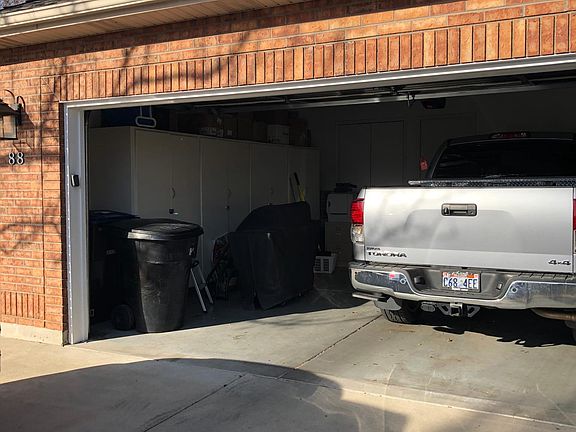 2 car garage attached w entrance to house fr garage