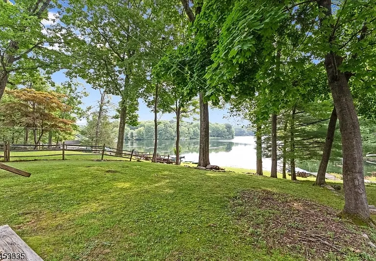 101 W Shore Dr — Photo 2