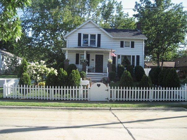 Great Curb Appeal!