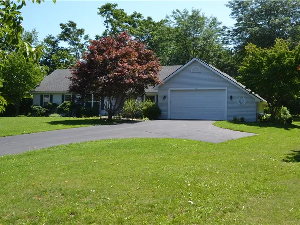 127 Galvin Ct, Farmington, NY 14425