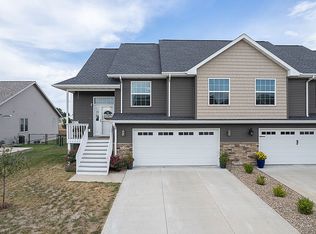 212 Sierra Park Dr, Hills, IA 52235