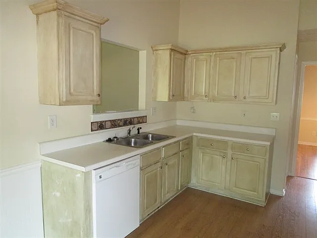 3 bed, 2.0 bath, 1876 sqft, $2,180 — Photo 3