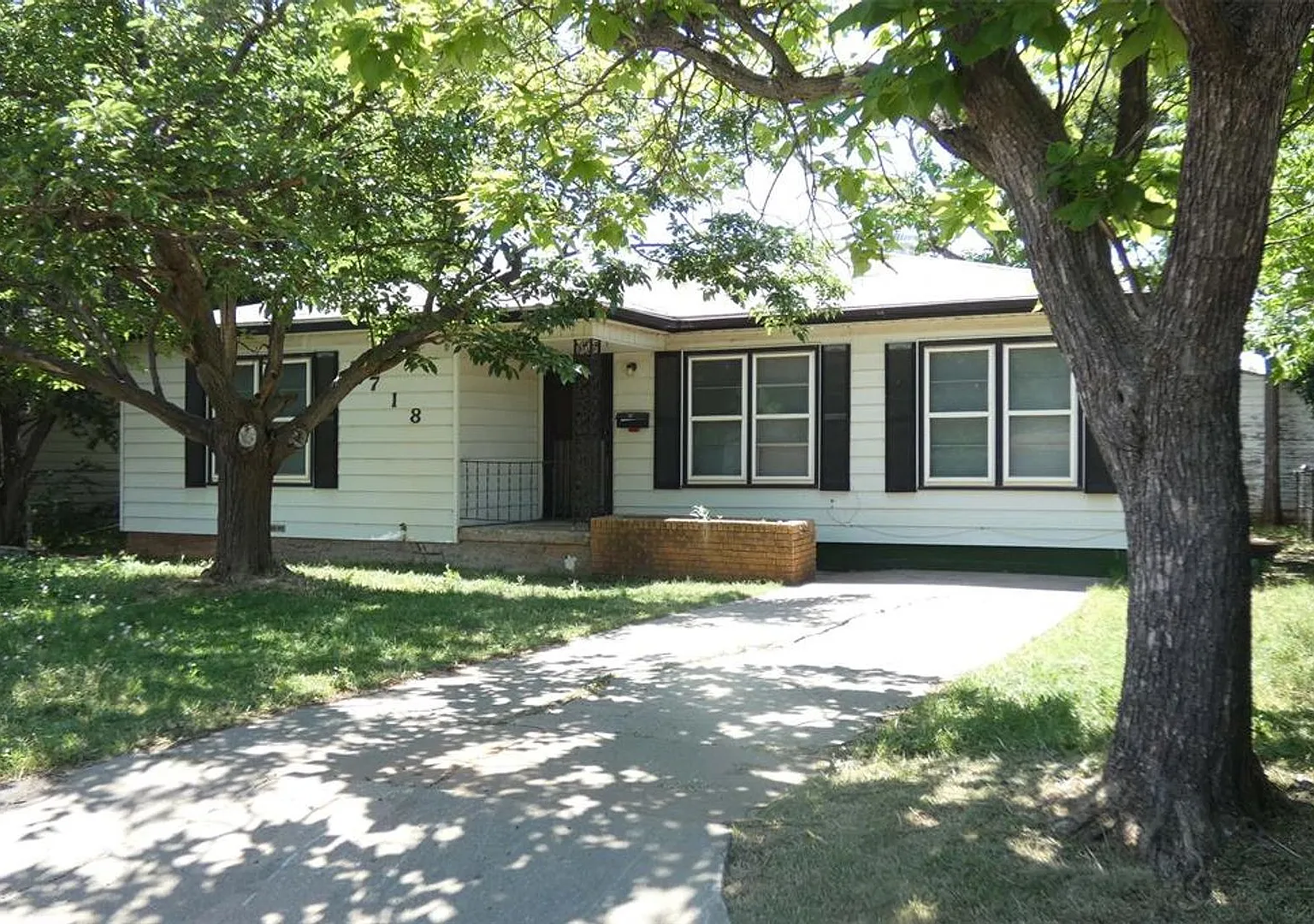 4 bedroom, 1 bath — Photo 1
