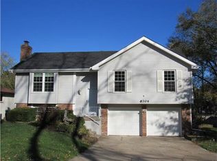8704 Orchard St, Pleasant Valley, MO 64068
