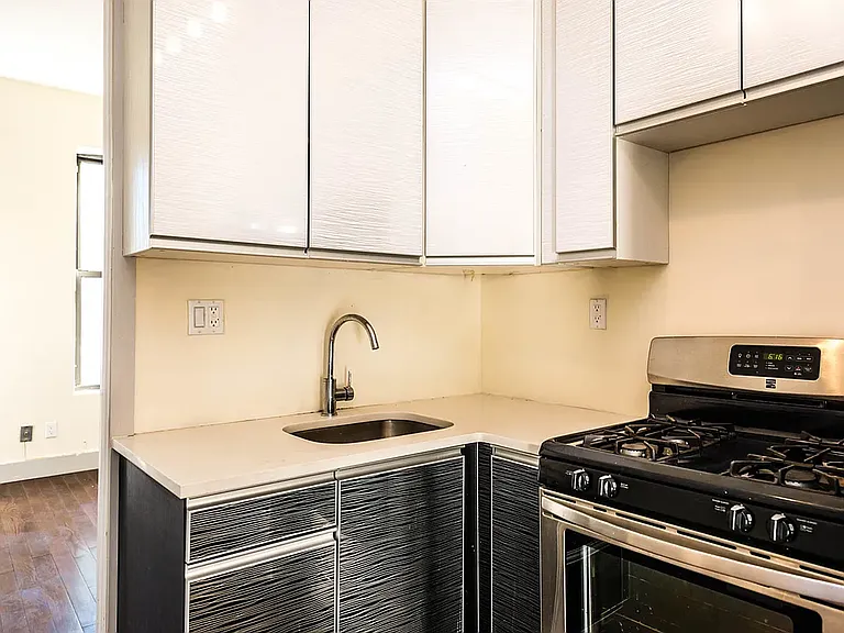 26 Wilson Ave #2L — Photo 1