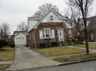 15 Iris Ln, New Hyde Park, NY 11040
