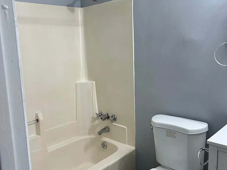 517 W Market St #D — Photo 2