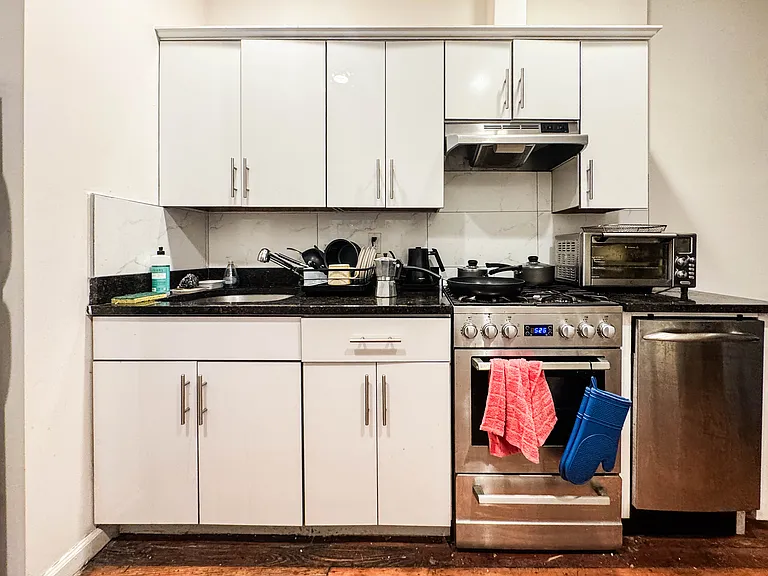 642 Humboldt St #2L — Photo 2