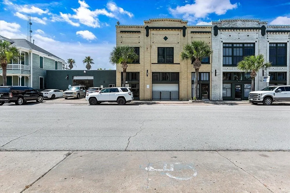 3 bed, 2.0 bath, 2500 sqft, $2,995 — Photo 2