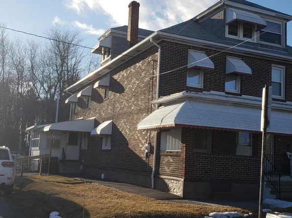 17 1st St, Kelayres, PA 18231