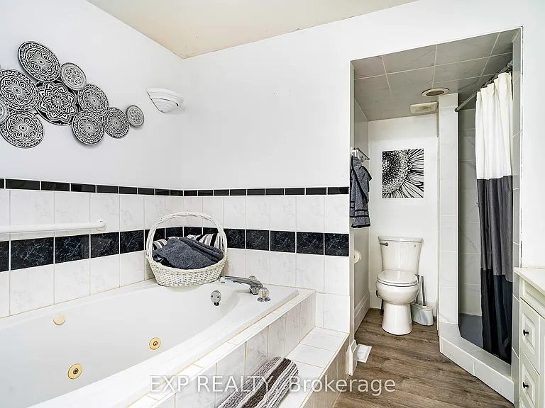 27 Sunnidale Rd S — Photo 11