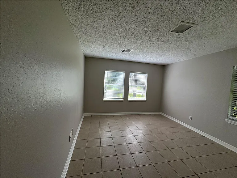 400 S Poplar St — Photo 3