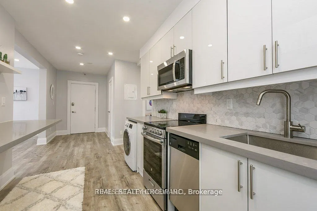 1492 Dundas St E — Photo 2