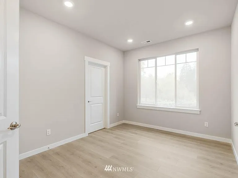 11003 33rd St NE — Photo 5