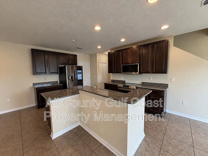 4 bed, 2.5 bath, 2140 sqft, $2,495 — Photo 4