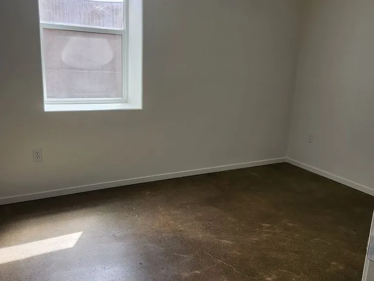 529 Stewart St — Photo 8