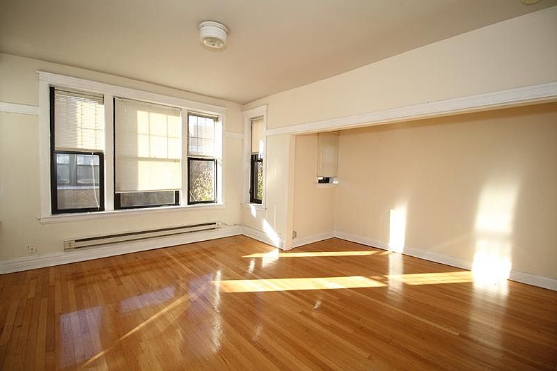 1st image of 719 W Barry Ave #721XA3