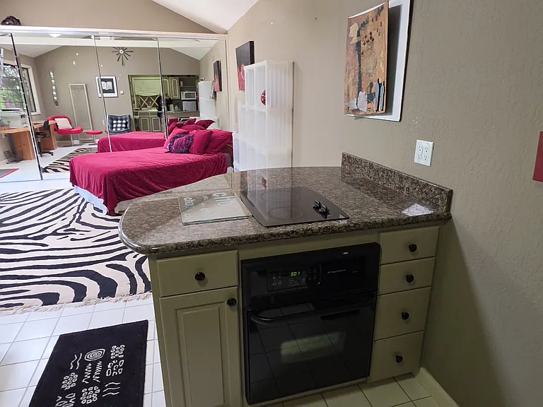 Studio Kitchen Stove/Oven