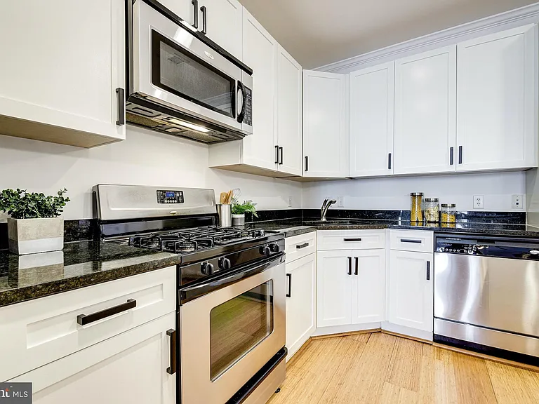444 W Broad St #523 — Photo 5