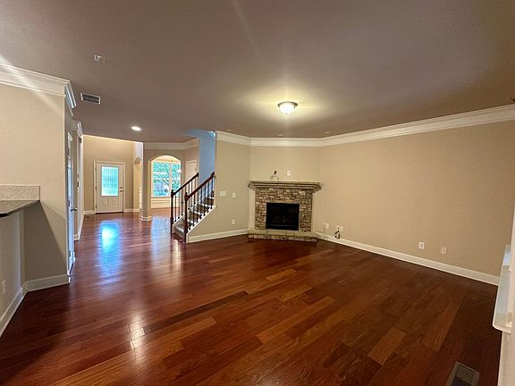 5th image of 815 Autry Oak Ct