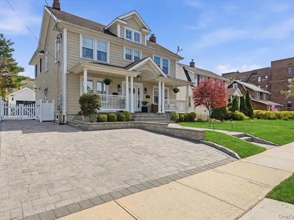 130 Wellington Road, Mineola, NY 11501