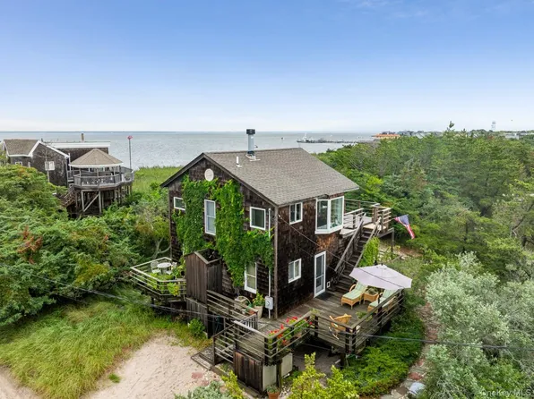 31 E End Walk, Atlantique, NY 11706