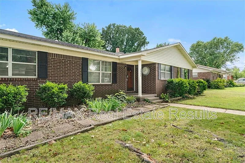 3 bed, 2.0 bath, 1702 sqft, $1,750 — Photo 3