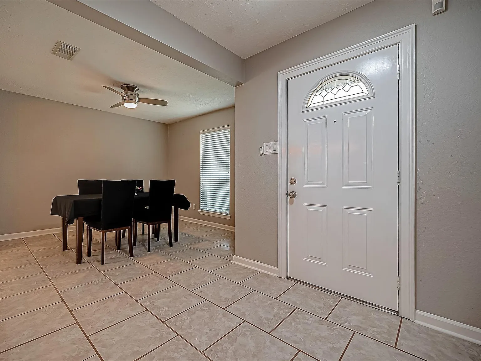 3 bed, 2.0 bath, 1938 sqft, $2,050 — Photo 3