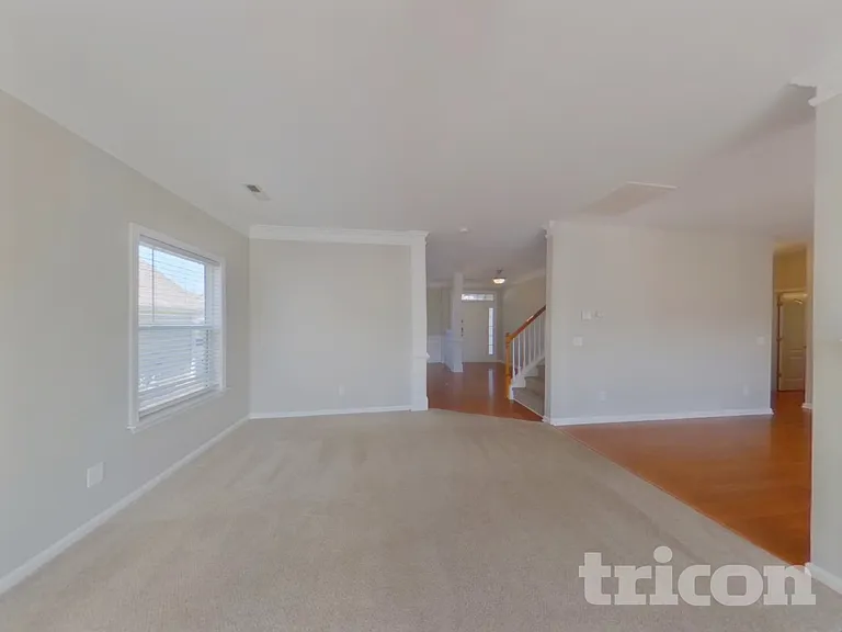 527 W Saddletree Dr — Photo 3
