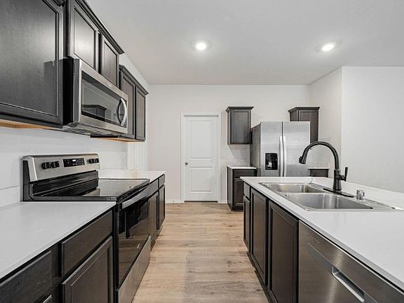 3rd image of 1415 Trillium Ln