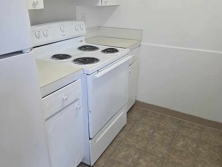 211 SE Uglow St #15 — Photo 5