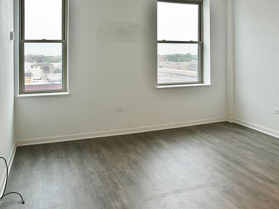 3rd image of 940 W Winona St APT 603