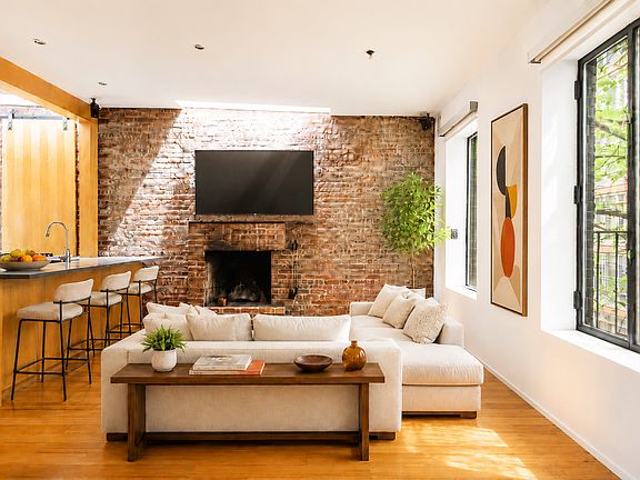 4th image of 20 Renwick St APT 10