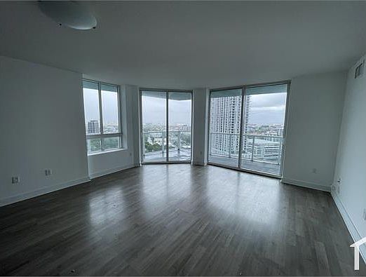 3rd image of 1900 N Bayshore Dr APT 2318