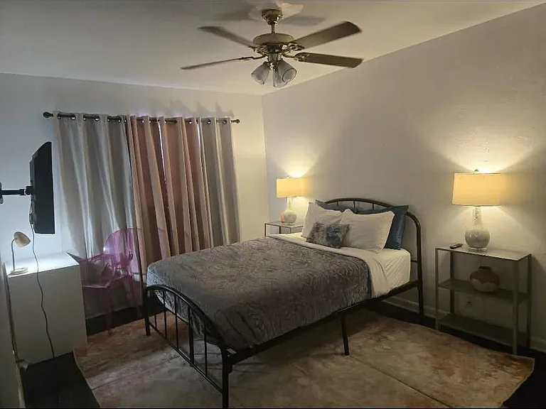 404 S Guadalupe St — Photo 3